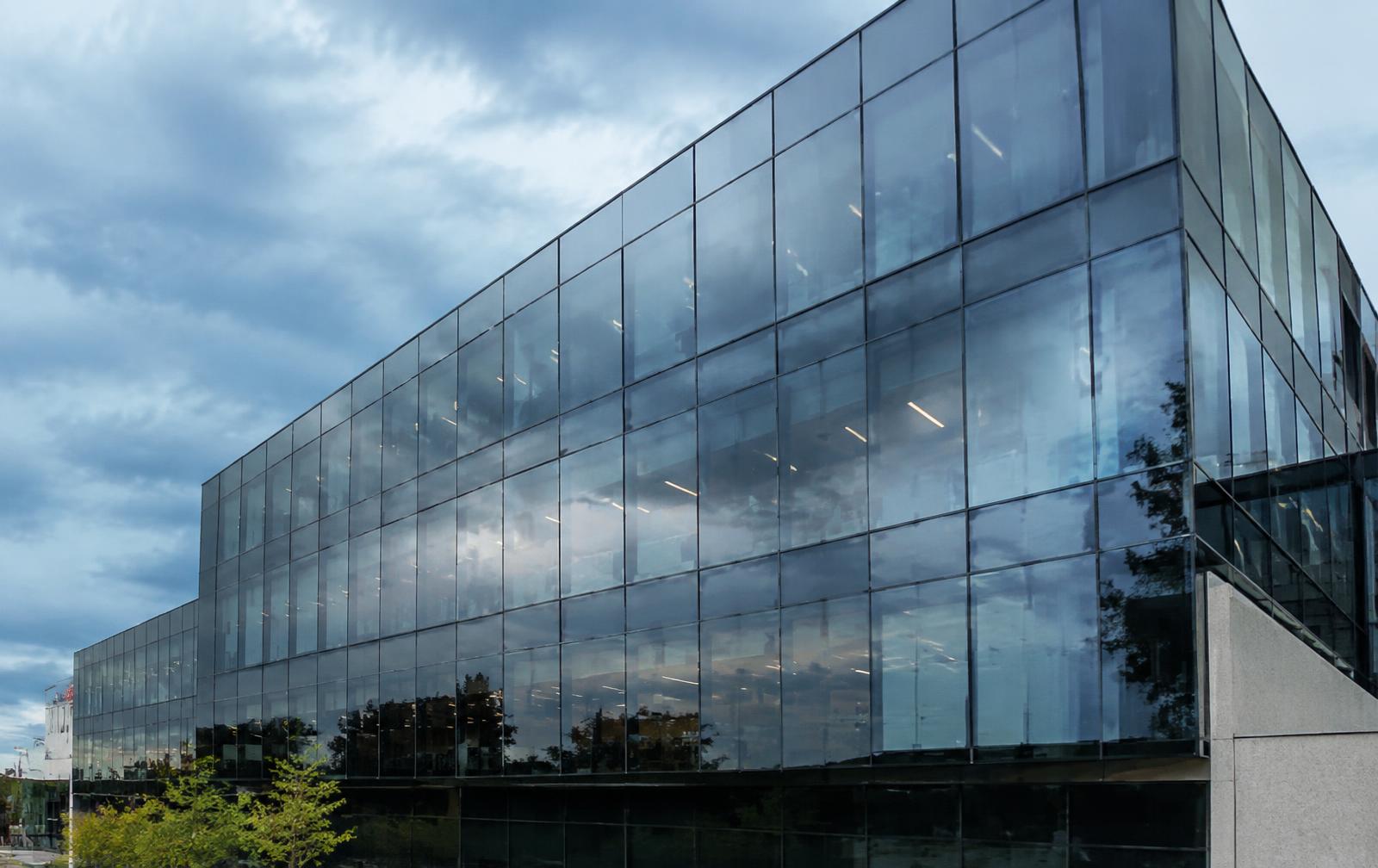 Façade vitrée équipée de films Solar Screen
